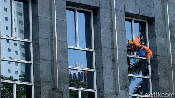 Aksi Spiderman Bersihkan Kaca Gedung Pencakar Langit