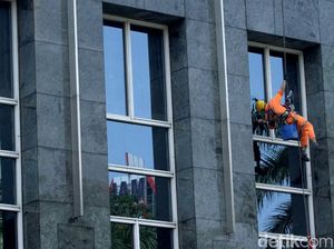Aksi Spiderman Bersihkan Kaca Gedung Pencakar Langit