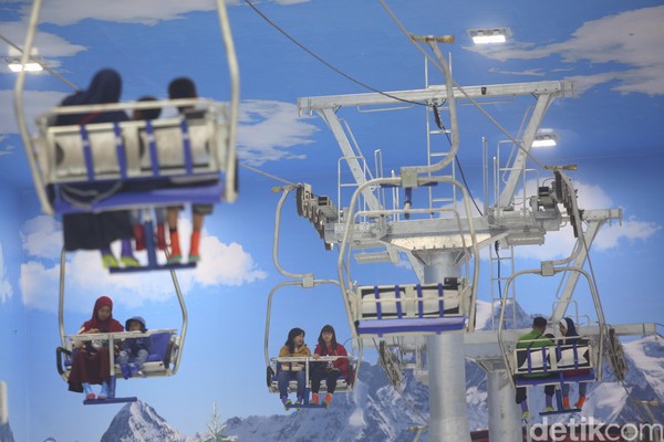 Menaiki Chair Lift Trans Snow World Bintaro