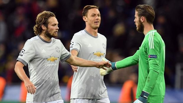 From L: Manchester United's defender from Netherlands Daley Blind, Manchester United's midfielder from Serbia Nemanja Matic and Manchester United's goalkeeper from Spain David De Gea celebrate after the UEFA Champions League Group A football match between PFC CSKA Moscow and Manchester United FC in Moscow on September 27, 2017. (Photo by Kirill KUDRYAVTSEV / AFP)