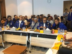 Gaduh Rebutan Palu Zulkifli Hasan