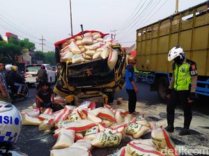 Mengantuk, Sopir Truk Tabrak Tiang Reklame hingga Muatannya Tumpah