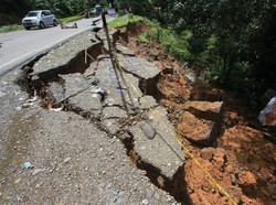 Video Tanah Bergerak di Jalur Riau-Sumbar: Rumah Ambles, Jalan Retak
