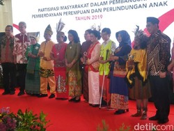 Menteri PPPA Berikan Penghargaan ke 7 Lembaga Inovatif di Hari Ibu