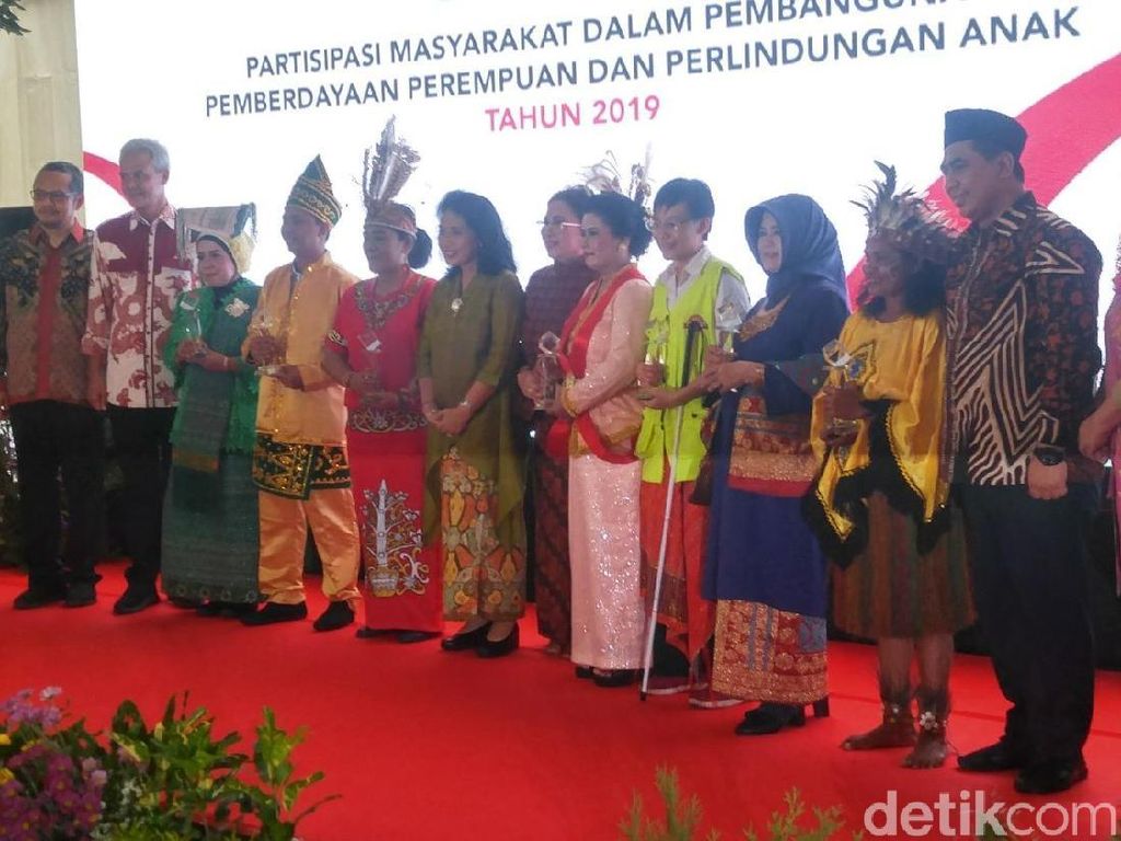 Menteri PPPA Berikan Penghargaan ke 7 Lembaga Inovatif di Hari Ibu Menteri PPPA Berikan Penghargaan ke 7 Lembaga Inovatif di Hari Ibu