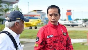 Gaya Hypebeast Jokowi Pakai Jaket Buatan Solo yang Kini Dicari Pembeli