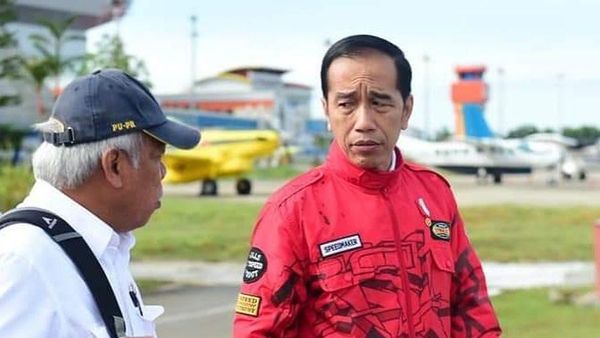 Gaya Hypebeast Jokowi Pakai Jaket Buatan Solo yang Kini Dicari Pembeli