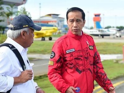 Gaya Hypebeast Jokowi Pakai Jaket Buatan Solo yang Kini Dicari Pembeli