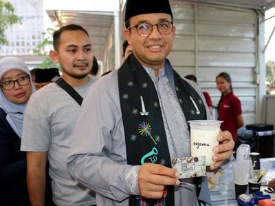 Momen Anies Jajan di Taman Kuliner Thamrin 10
