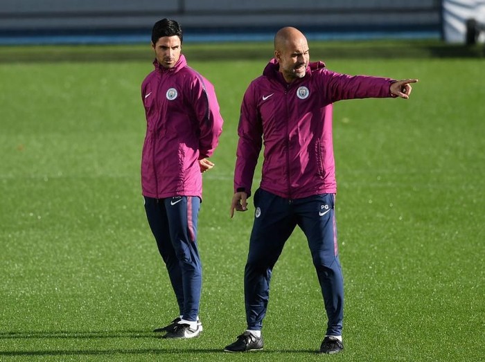 MANCHESTER, ENGLAND - OCTOBER 16: Josep Guardiola, Manager of Manchester City gives his team instructions as Mikel Arteta, Manchester City coach looks on during the Manchester City Training Session at the Etihad Stadium on October 16, 2017 in Manchester, England.  (Photo by Gareth Copley/Getty Images)