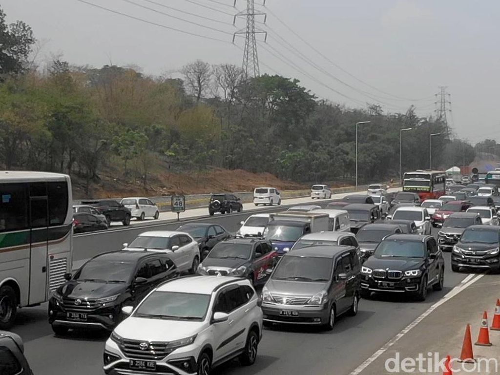H-3 Natal, Tol Japek Atas-Bawah Macet di Sejumlah Titik H-3 Natal, Tol Japek Atas-Bawah Macet di Sejumlah Titik