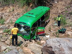 Minibus Angkut 23 Orang Masuk Jurang di Pacitan, Tiga Orang Luka Ringan