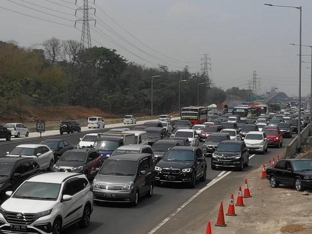Ada Penanganan Kecelakaan, Tol Layang Jakarta-Cikampek Macet 2 Km