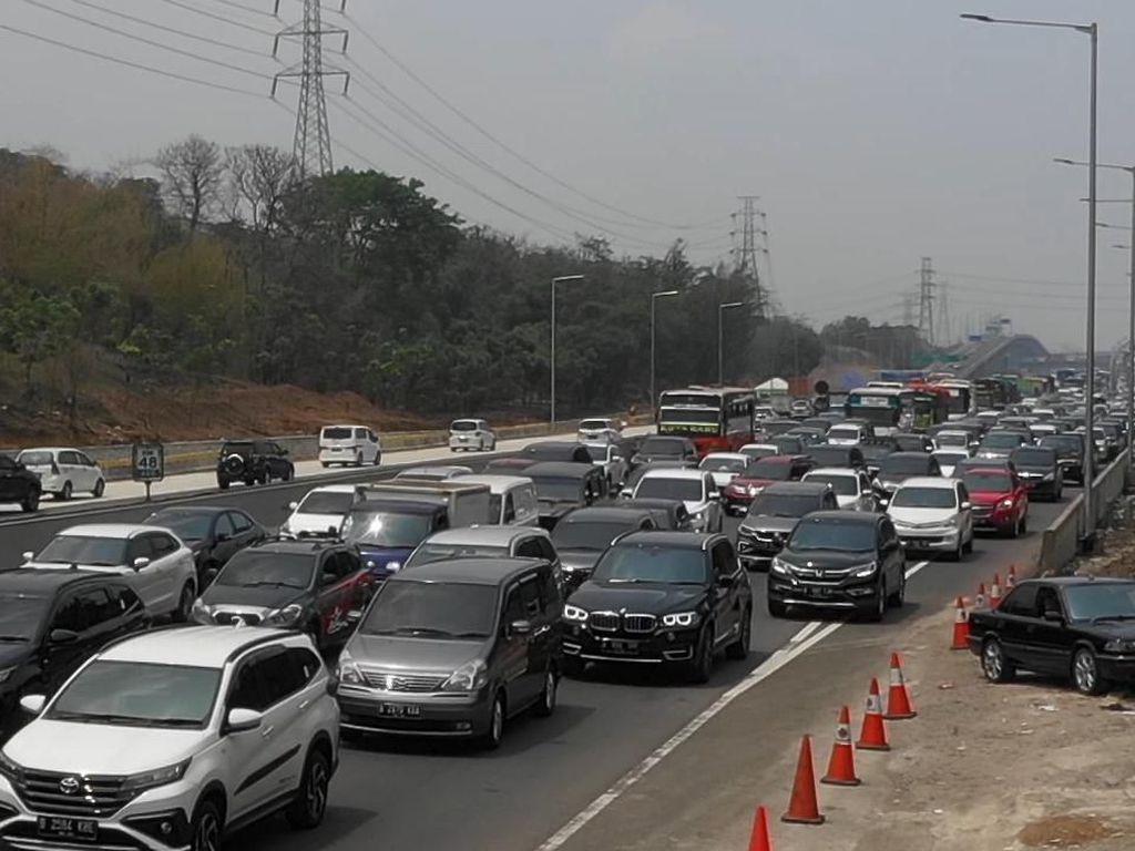 Ada Penanganan Kecelakaan, Tol Layang Jakarta-Cikampek Macet 2 Km Ada Penanganan Kecelakaan, Tol Layang Jakarta-Cikampek Macet 2 Km