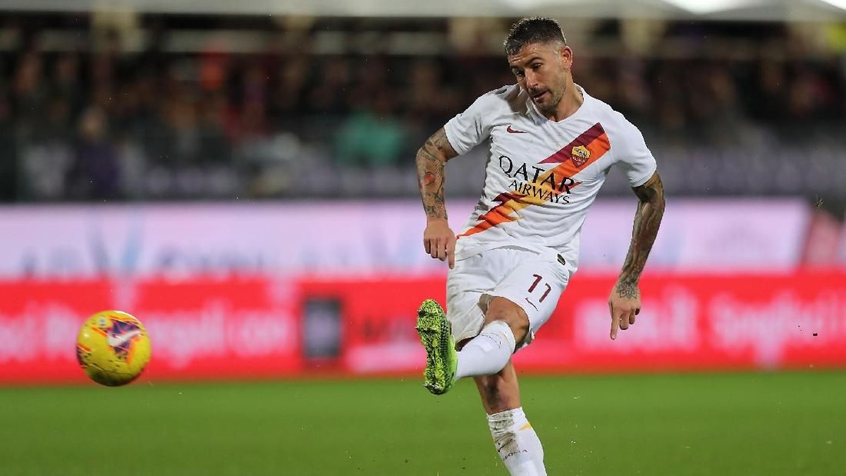 Aleksandar Kolarov mencetak gol lewat tendangan bebas saat AS Roma menang 4-1 atas Fiorentina (Foto: Gabriele Maltinti/Getty Images)