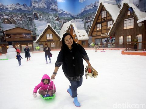 Resemi Buka, Trans Snow Word Bintaro Jadi Tempat Liburan Akhir Tahun