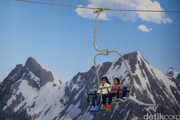 Melihat Pemandangan Transpark Bintaro Salju dari atas Chair Lift
