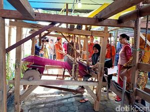 Wisatawan dan Masyarakat Diajak Membuat Tenun di Pasar Rakyat Kediri
