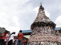 Aneka Pohon Natal Unik, Dibuat dari Petai hingga Puntung Rokok