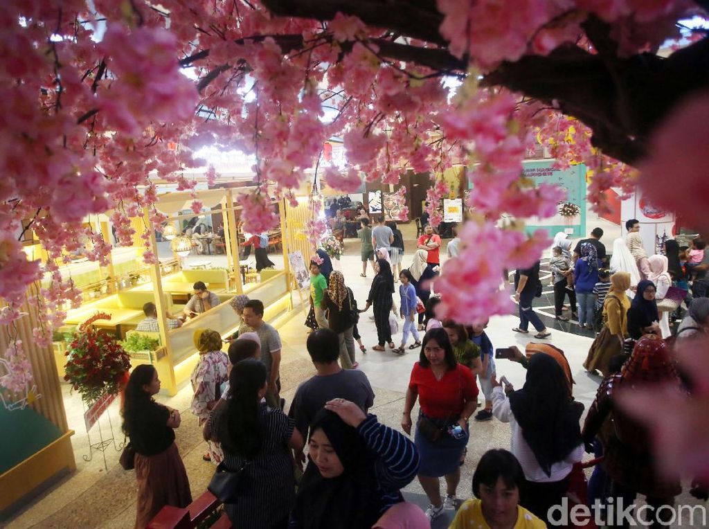 Melihat Suasana di Transpark Mall Bintaro yang Ramai Pengunjung
