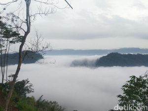 Foto: Pemandangan Puncak Bangku Ciamis yang Membius