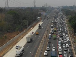 Japek Masih Mampet Jadi Bukti Bangun Jalan Bukan Solusi Macet