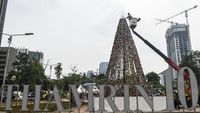 Wow! Ribuan Botol Bekas Disusun Jadi Pohon Natal Raksasa di Jakarta