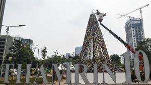 Wow! Ribuan Botol Bekas Disusun Jadi Pohon Natal Raksasa di Jakarta