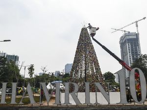 Wow! Ribuan Botol Bekas Disusun Jadi Pohon Natal Raksasa di Jakarta
