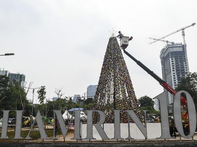 Wow! Ribuan Botol Bekas Disusun Jadi Pohon Natal Raksasa di Jakarta