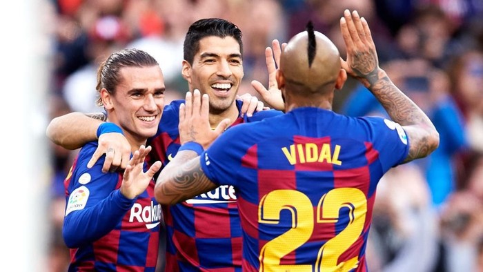BARCELONA, SPAIN - DECEMBER 21: Antoine Griezmann of FC Barcelona celebrates with teammates Luis Suarez and Arturo Vidal after scoring the opening goal during the La Liga match between FC Barcelona and Deportivo Alaves at Camp Nou on December 21, 2019 in Barcelona, Spain. (Photo by Alex Caparros/Getty Images)