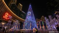 Kerlap-kerlip Pohon Natal Raksasa Hiasi Mal di Ibu Kota