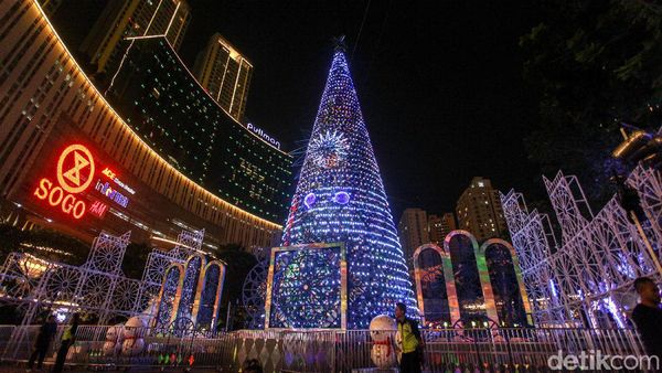 Kerlap-kerlip Pohon Natal Raksasa Hiasi Mal di Ibu Kota