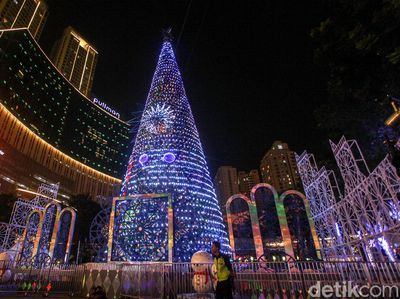 Kerlap-kerlip Pohon Natal Raksasa Hiasi Mal di Ibu Kota