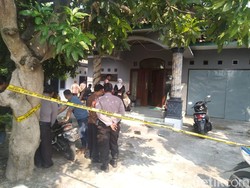 Guru SMP Jombang Tewas Dirampok, Perhiasan Berceceran di Depan Rumah