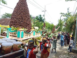 Gunungan Salak Setinggi 4 Meter Meriahkan Festival di Bojonegoro