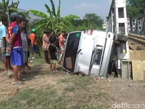 MPV Tertabrak KA Logawa Hingga Tersangkut Jembatan, Sopir Tewas