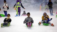 Foto Keseruan Bermain Salju di Trans Snow World Bintaro Saat Libur Imlek