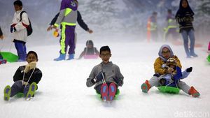 Foto Keseruan Bermain Salju di Trans Snow World Bintaro Saat Libur Imlek
