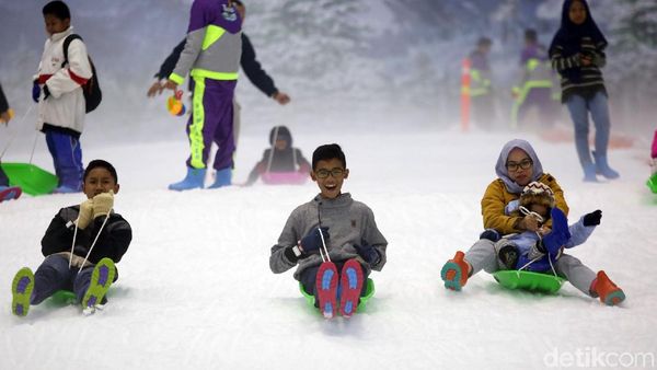 Foto Keseruan Bermain Salju di Trans Snow World Bintaro Saat Libur Imlek