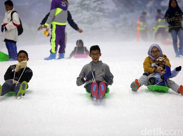 Foto Keseruan Bermain Salju di Trans Snow World Bintaro Saat Libur Imlek