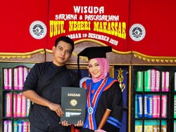 Kisah Puspita dari Makassar, Tamat S2 Berkat Hasil Jualan Batu Cobek Suami