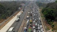 Tol Layang Japek Dipadati Kendaraan Jelang Natal dan Tahun Baru