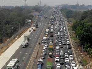 Tol Layang Japek Dipadati Kendaraan Jelang Natal dan Tahun Baru Tol Layang Japek Dipadati Kendaraan Jelang Natal dan Tahun Baru