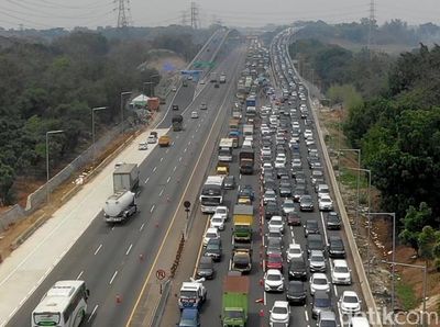 Tol Layang Japek Dipadati Kendaraan Jelang Natal dan Tahun Baru