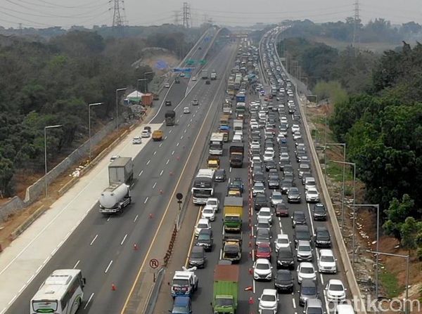 Tol Layang Japek Dipadati Kendaraan Jelang Natal dan Tahun Baru