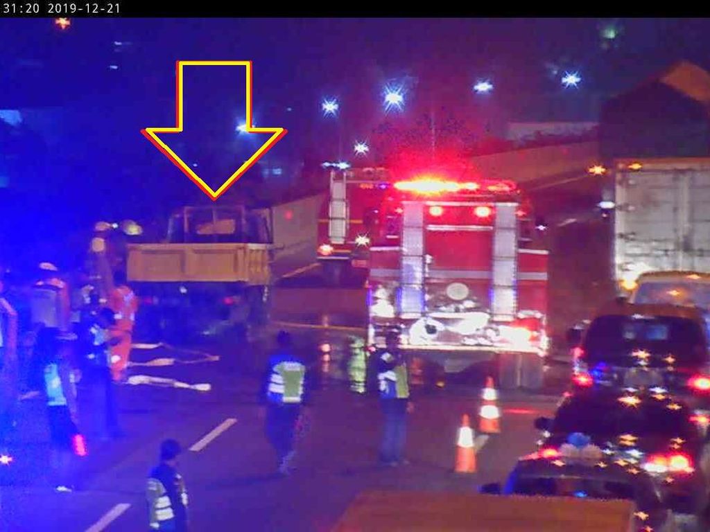 Korsleting Mesin, Truk Terbakar di Jalan Tol arah Bandara Soetta Korsleting Mesin, Truk Terbakar di Jalan Tol arah Bandara Soetta