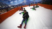 Keceriaan Anak-anak Bermain Salju di Trans Snow World Bintaro