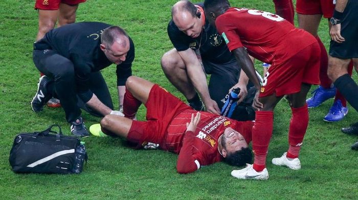 Alex Oxlade-Chamberlain mengalami cedera saat Liverpool menghadapi Flamengo (Foto: Twitter @LFCMAGAZINE)
