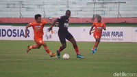 Duel Persipura Jayapura vs Borneo FC tuntas 2-2, dengan kartu merah mewarnai masing-masing kubu. 